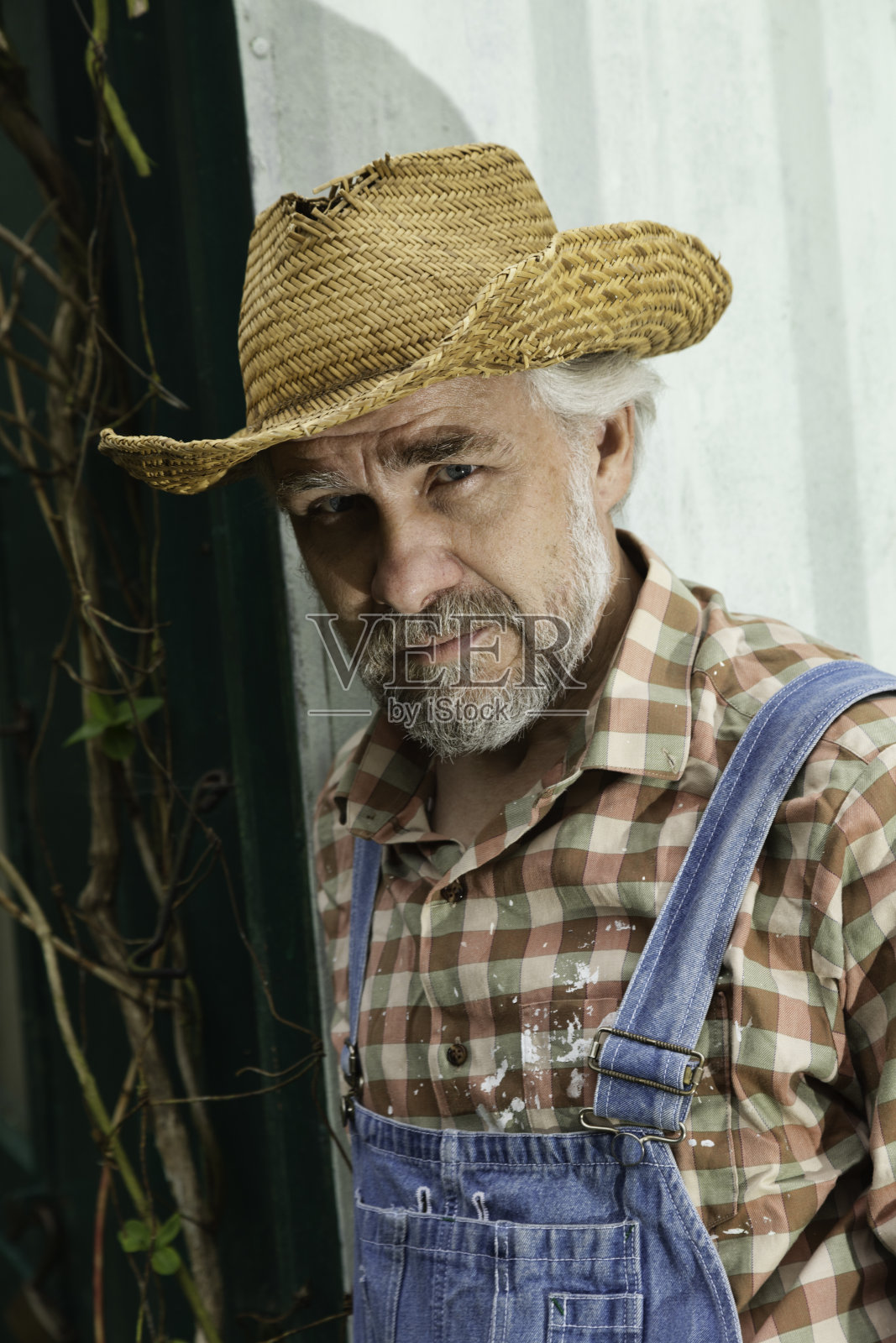 穿着粗布工装裤的中年工人照片摄影图片