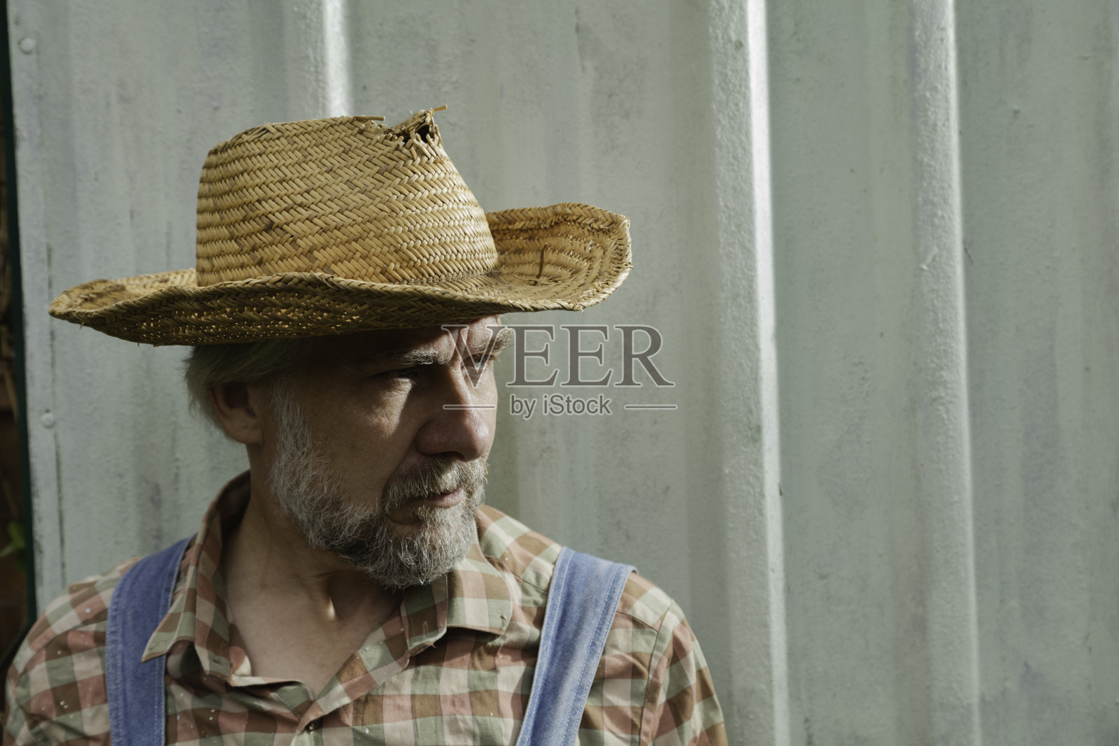 穿着粗布工装裤的中年工人照片摄影图片