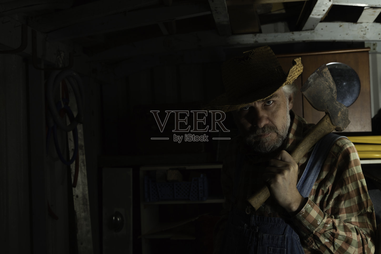 老棚子里的大胡子照片摄影图片