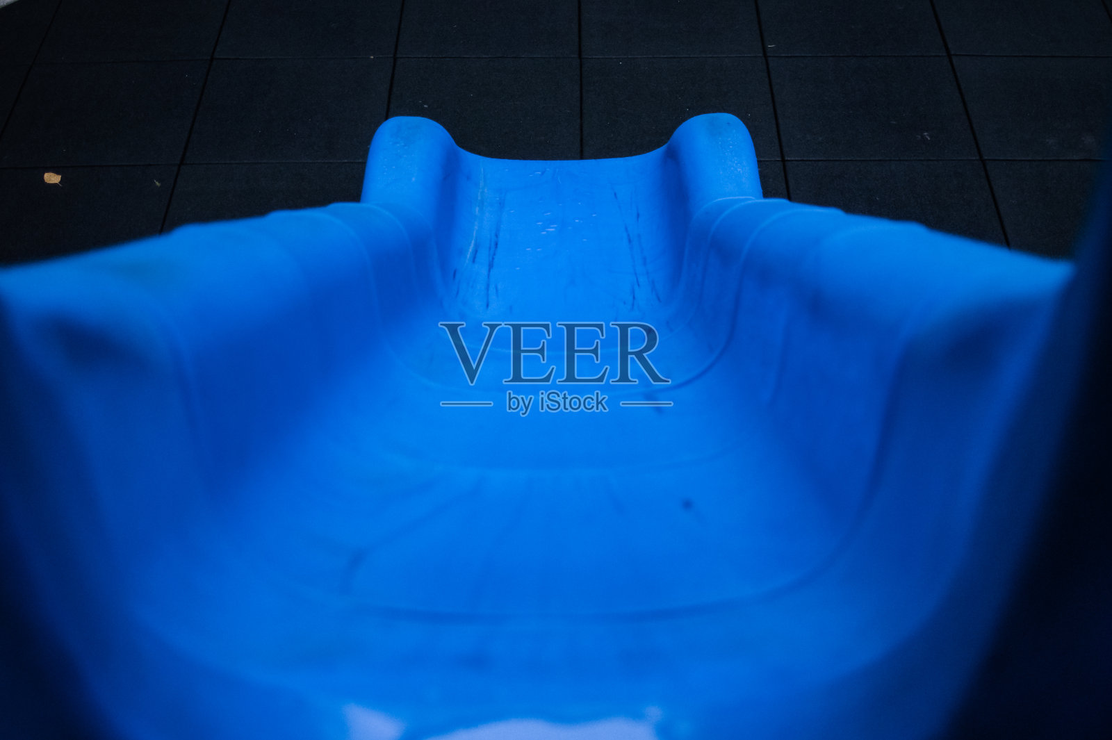 公园里的滑梯照片摄影图片