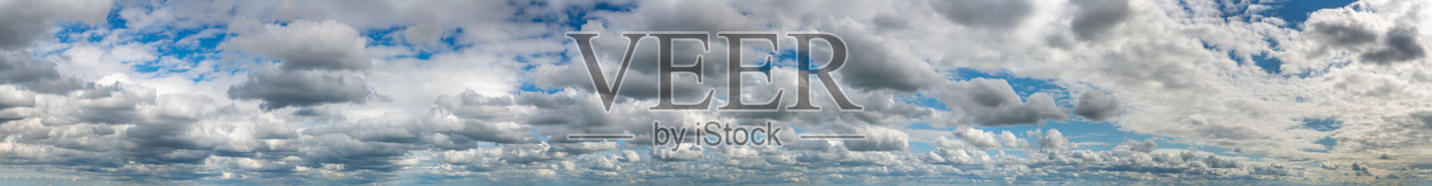 美丽的云映衬着蓝天，全景照片摄影图片