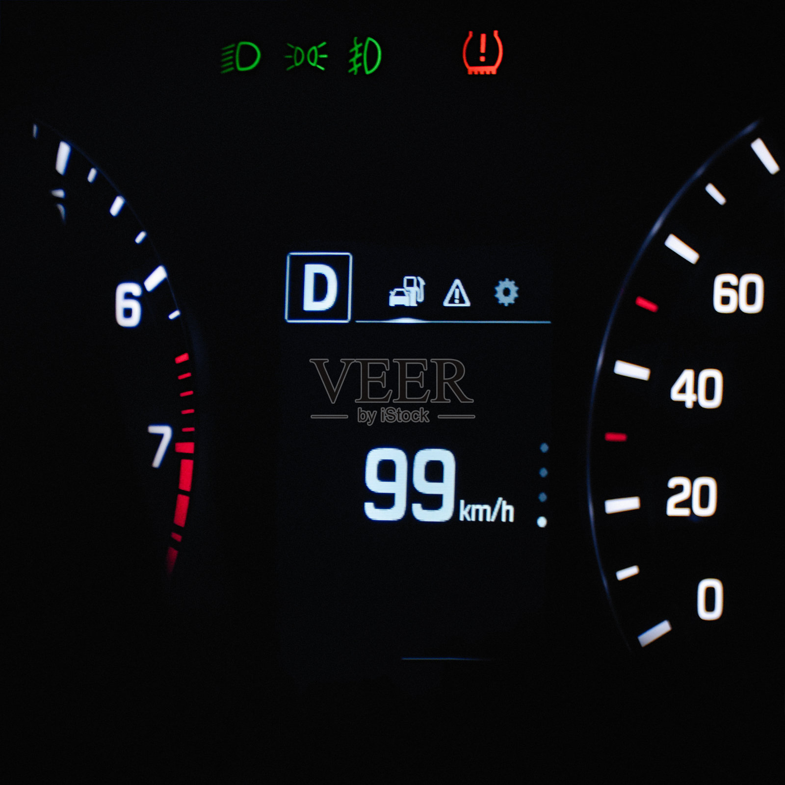 车速表放在仪表盘上照片摄影图片