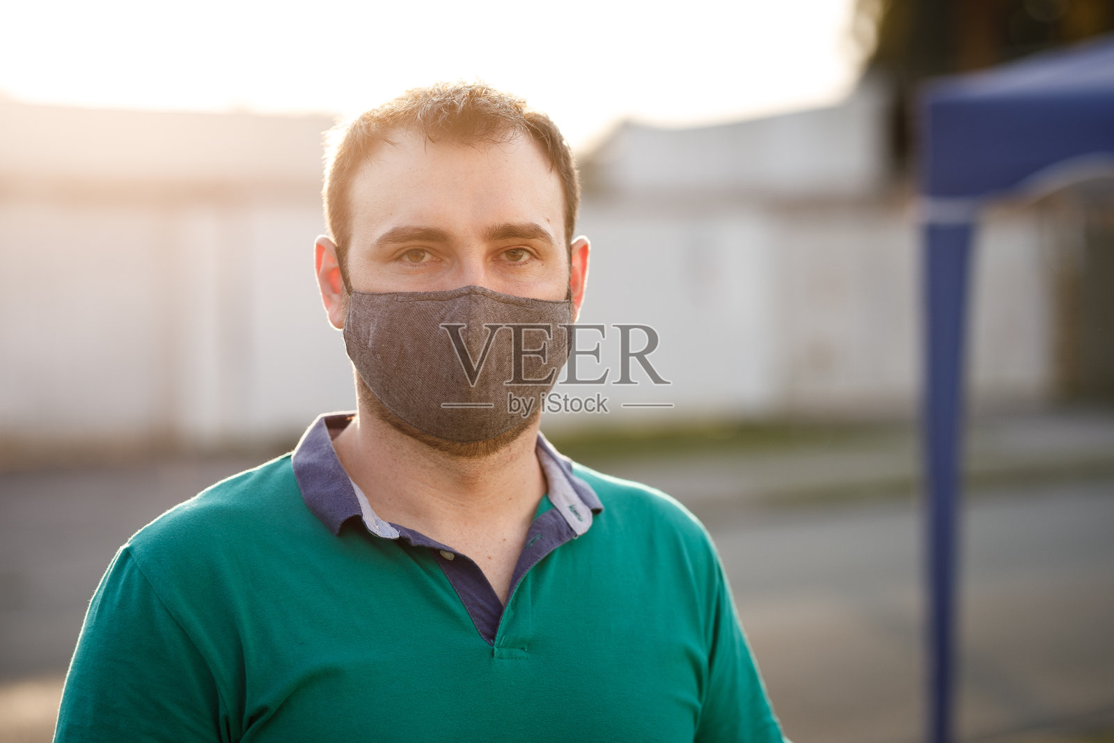 戴着防护面罩的男子肖像照片摄影图片