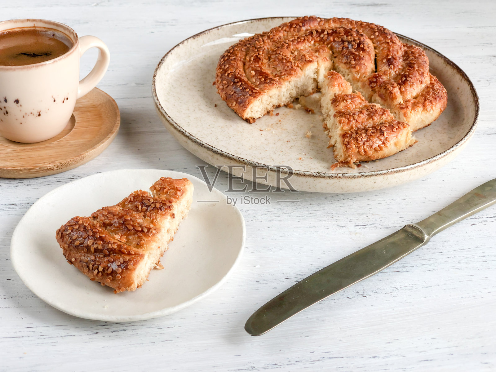 木桌上放着咖啡和芝麻编织饼干照片摄影图片