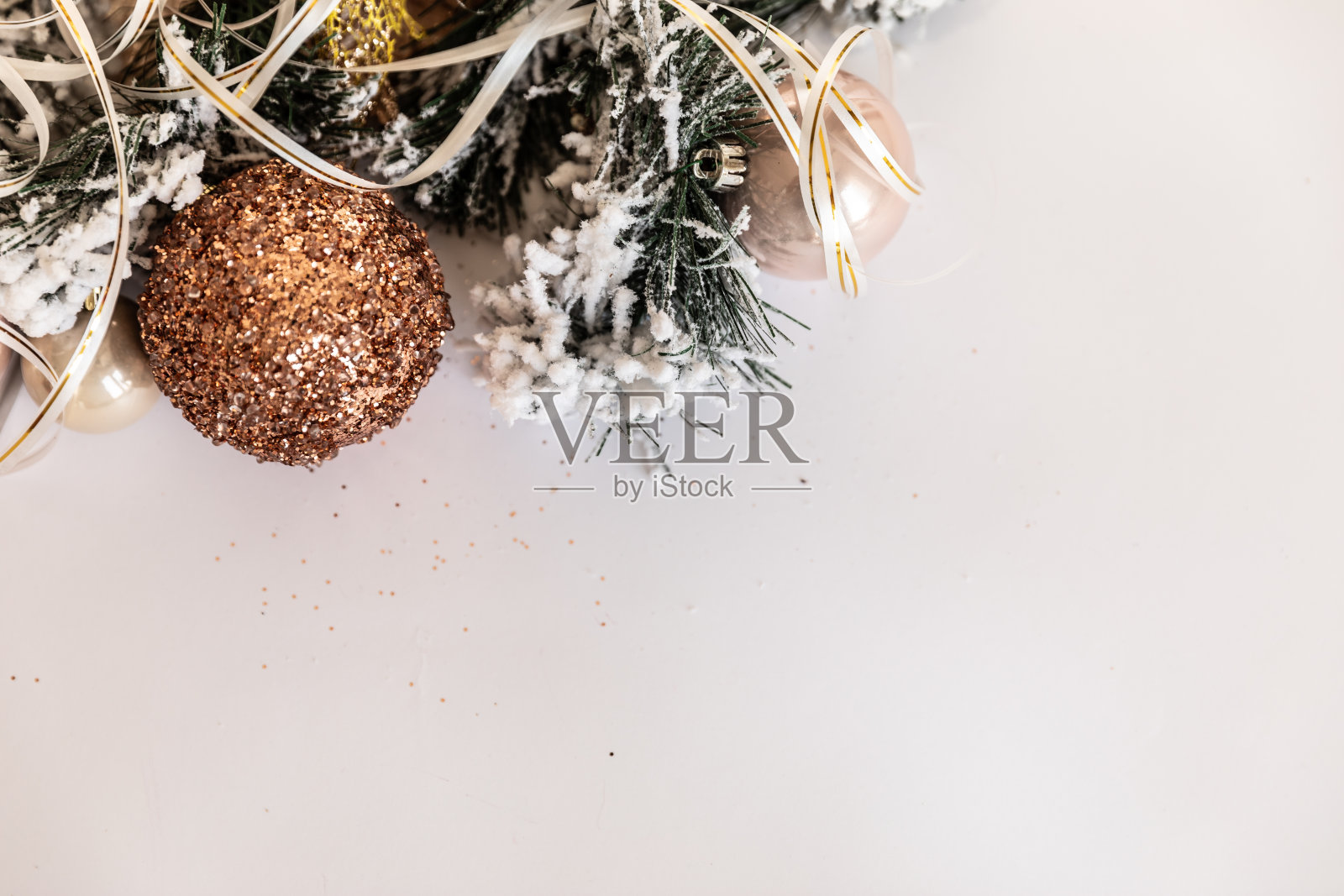 金色的圣诞树上挂着白色的新年玩具照片摄影图片