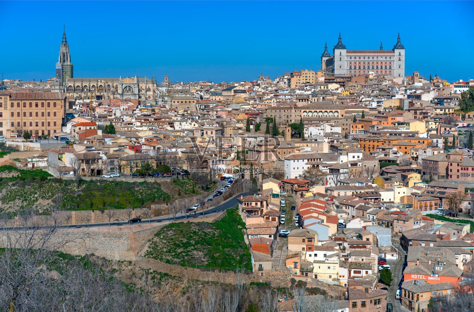 托莱多老城和塔霍河的景色。西班牙的联合国教科文组织世界遗产。照片摄影图片