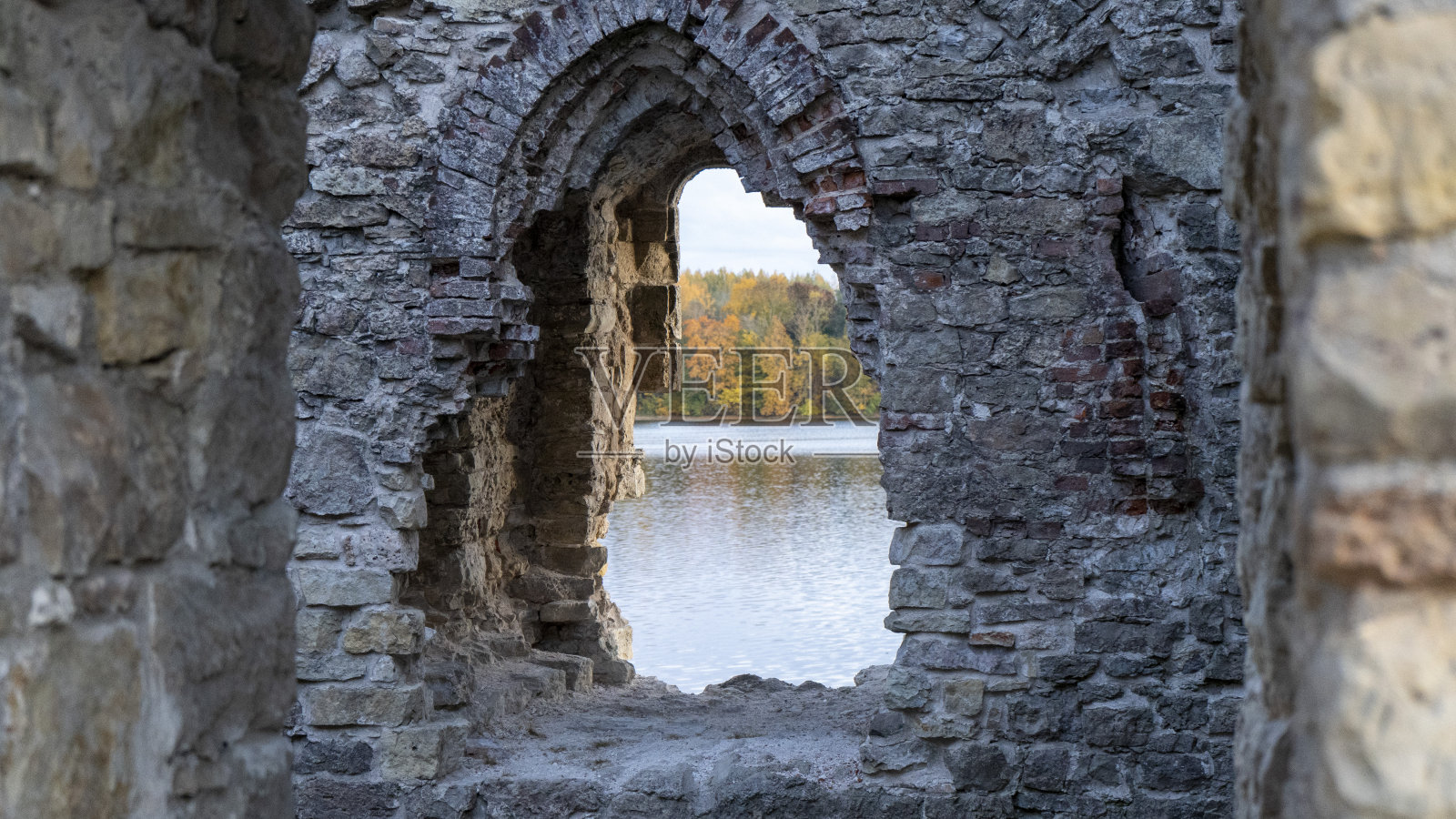 古老的科克内斯城堡遗址和达格瓦河的秋天景观位于科克内斯拉脱维亚。中世纪城堡遗留在科肯尼语。照片摄影图片