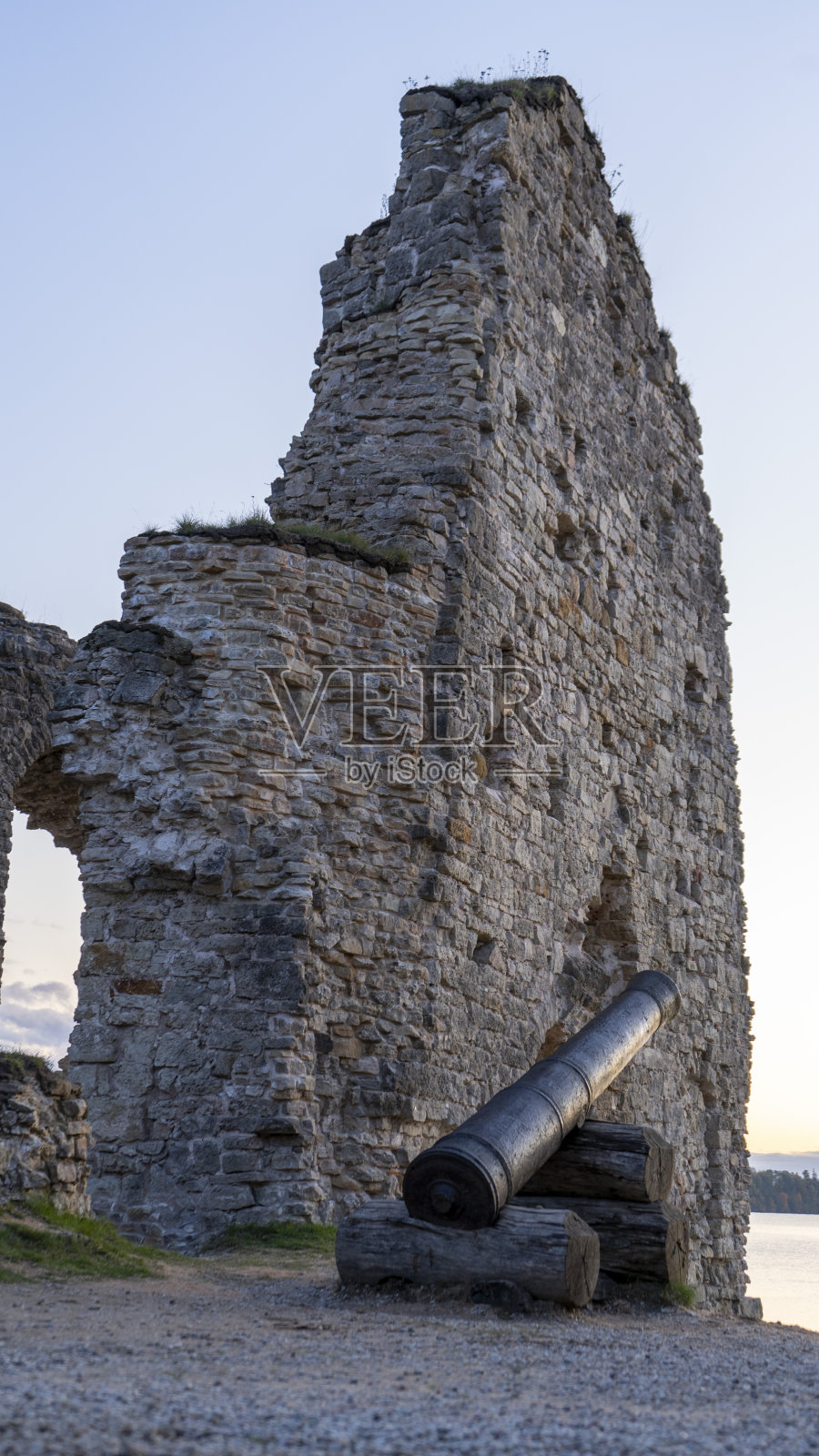 古老的科克内斯城堡遗址和达格瓦河的秋天景观位于科克内斯拉脱维亚。中世纪城堡遗留在科肯尼语。照片摄影图片