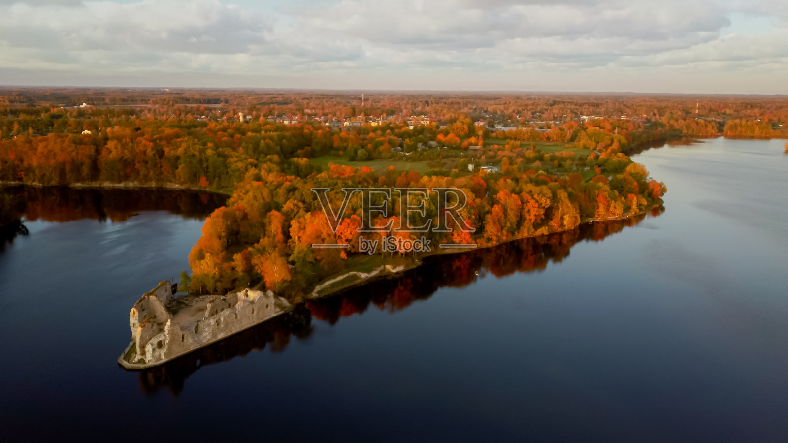 古老的科科内斯城堡遗址和达格瓦河的秋季空中景观位于科科内斯拉脱维亚。中世纪城堡遗留在科肯尼语。鸟瞰图的一个古老的石头城堡废墟在科克内斯照片摄影图片