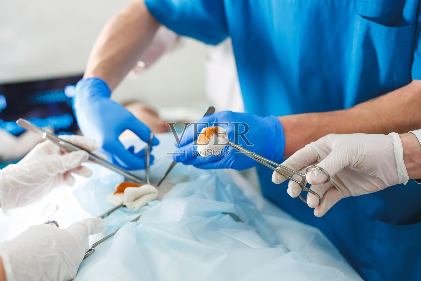 特写手术的细节。在外科手术室中进行手术的外科医生。照片摄影图片