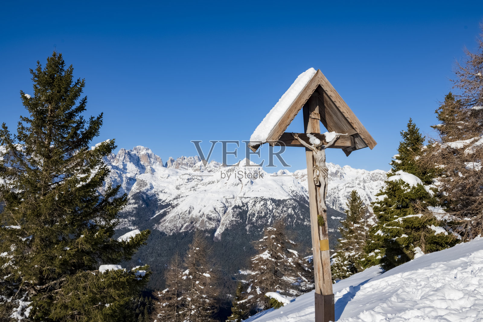 耶稣的木制十字架，基督教天主教的象征。照片摄影图片