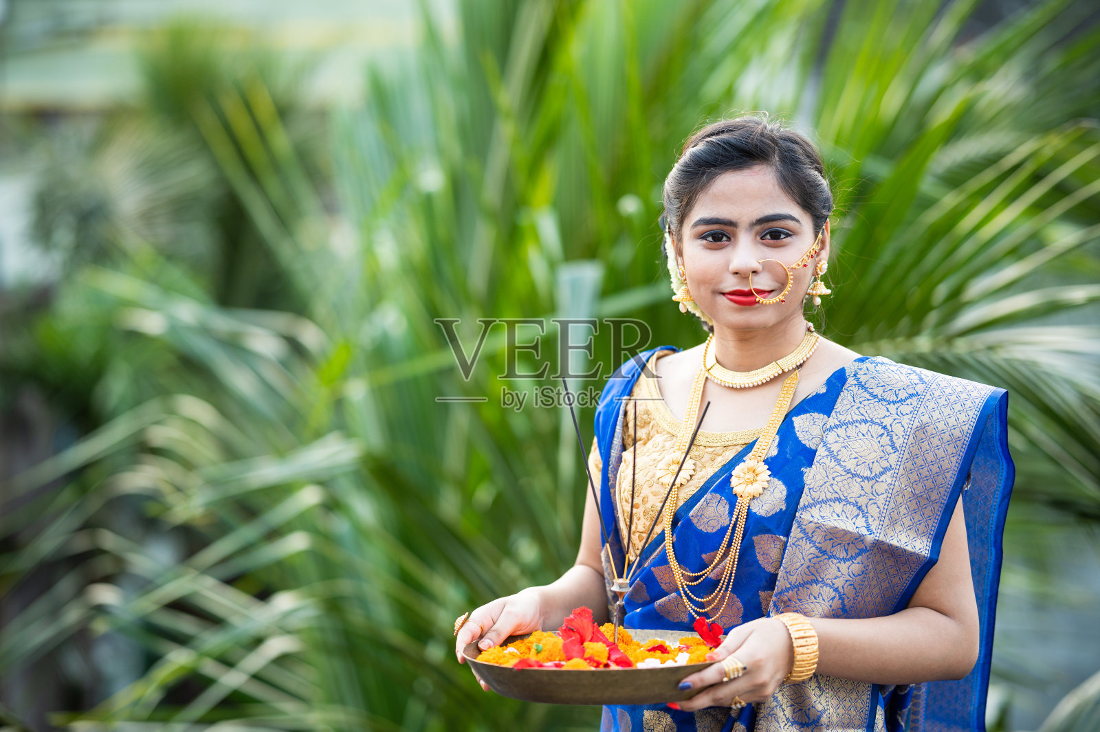 手持宗教供品盘子的妇女照片摄影图片