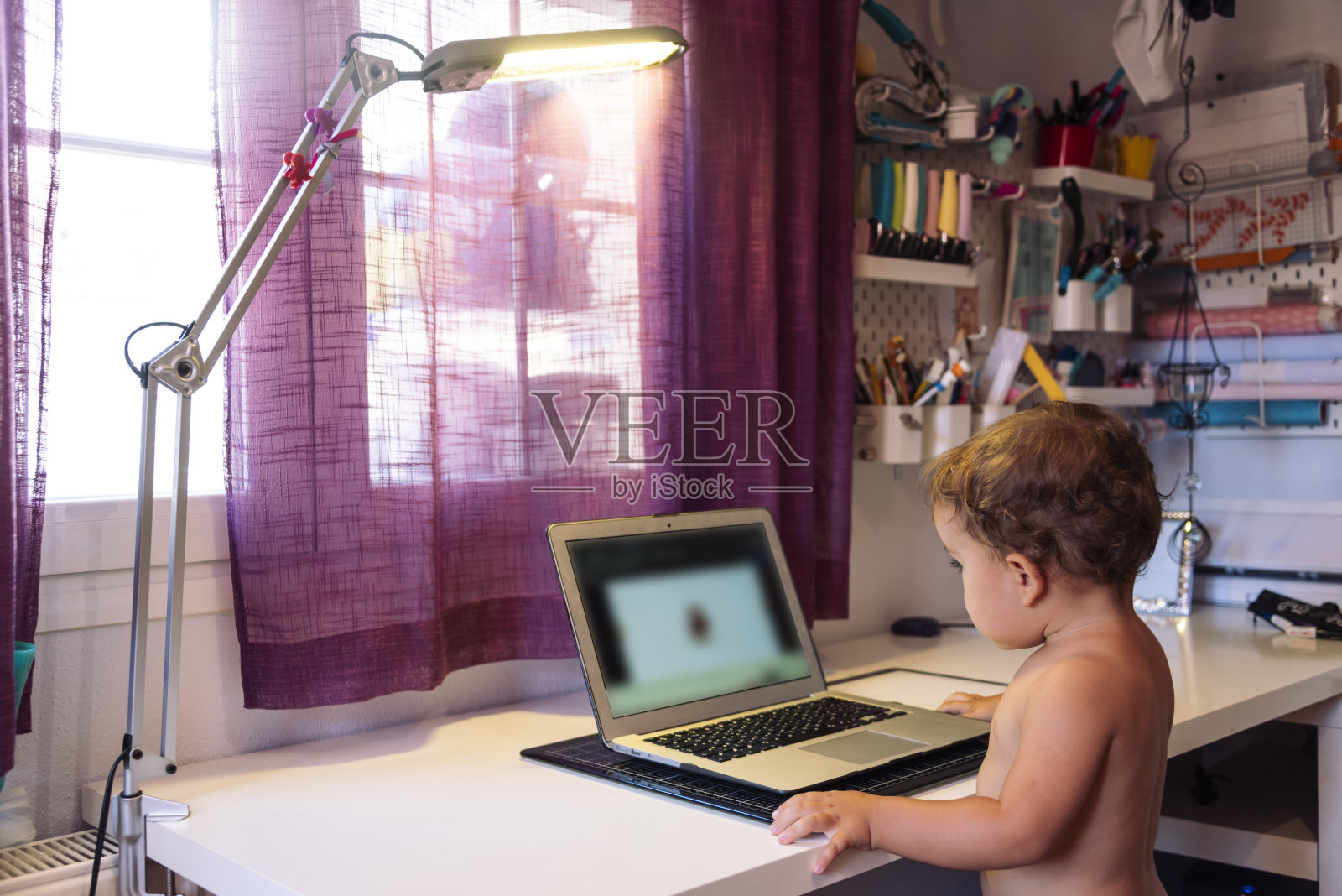 小孩子坐在腿上看视频照片摄影图片