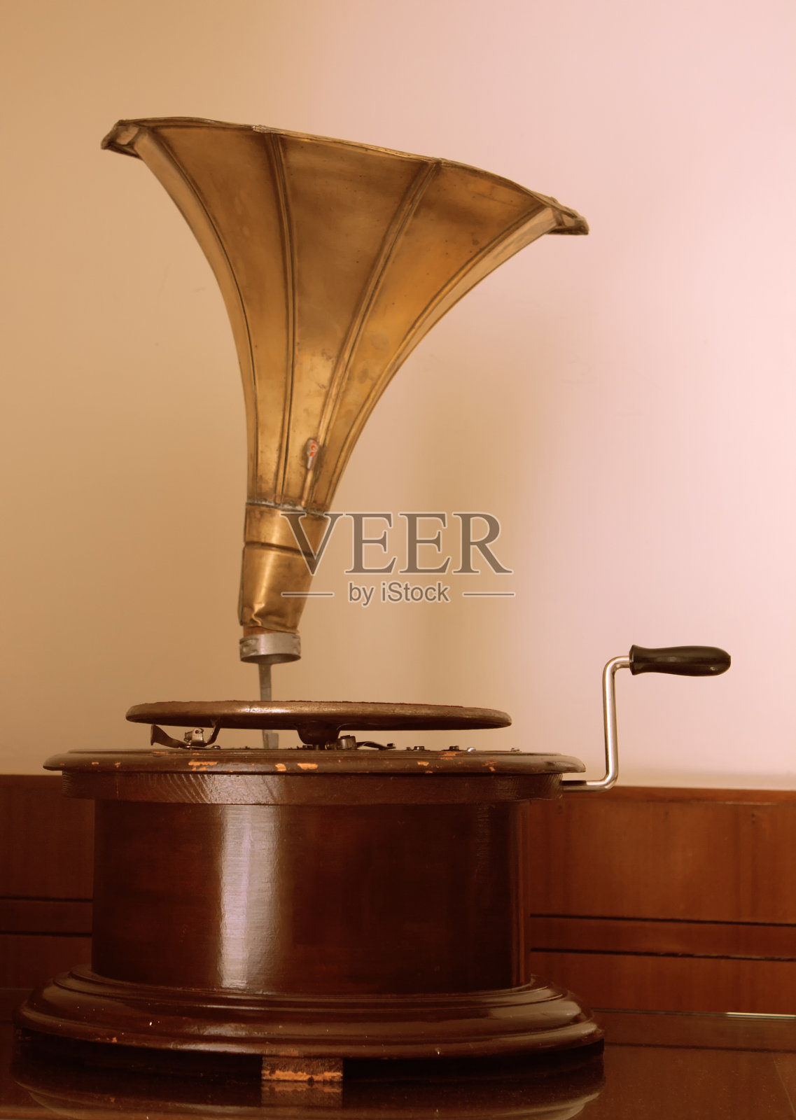 一张来自印度的老式留声机的照片。照片摄影图片