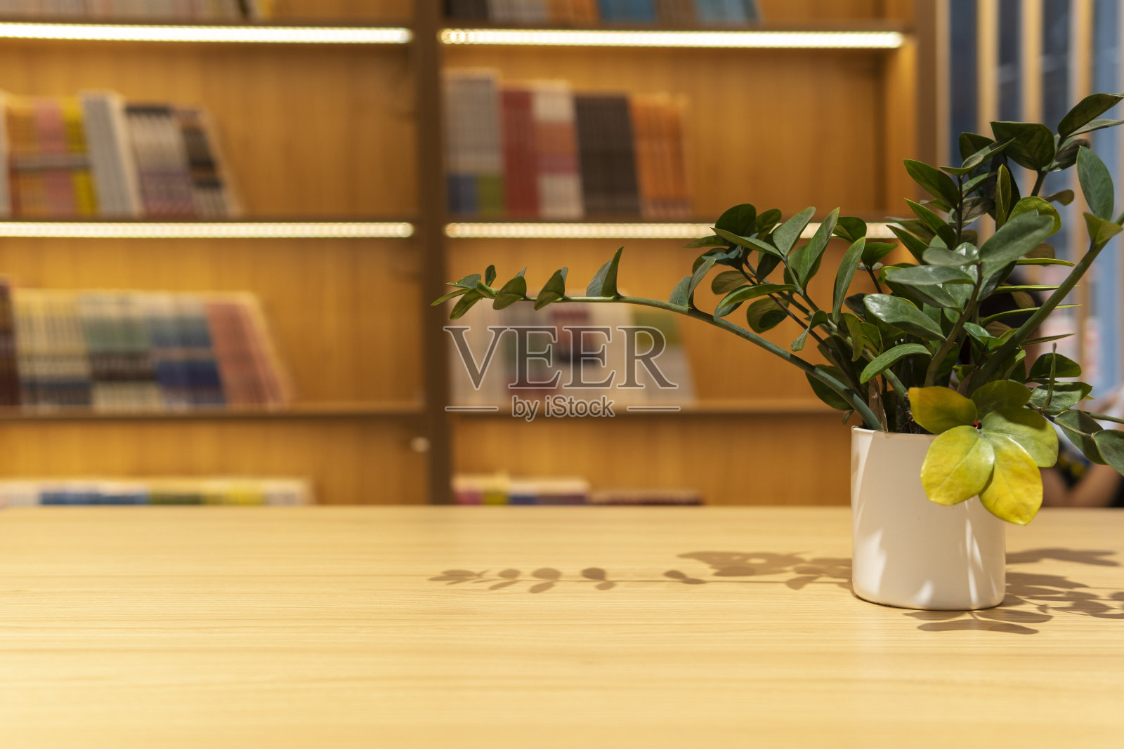 书店里书架旁边的一张书桌照片摄影图片