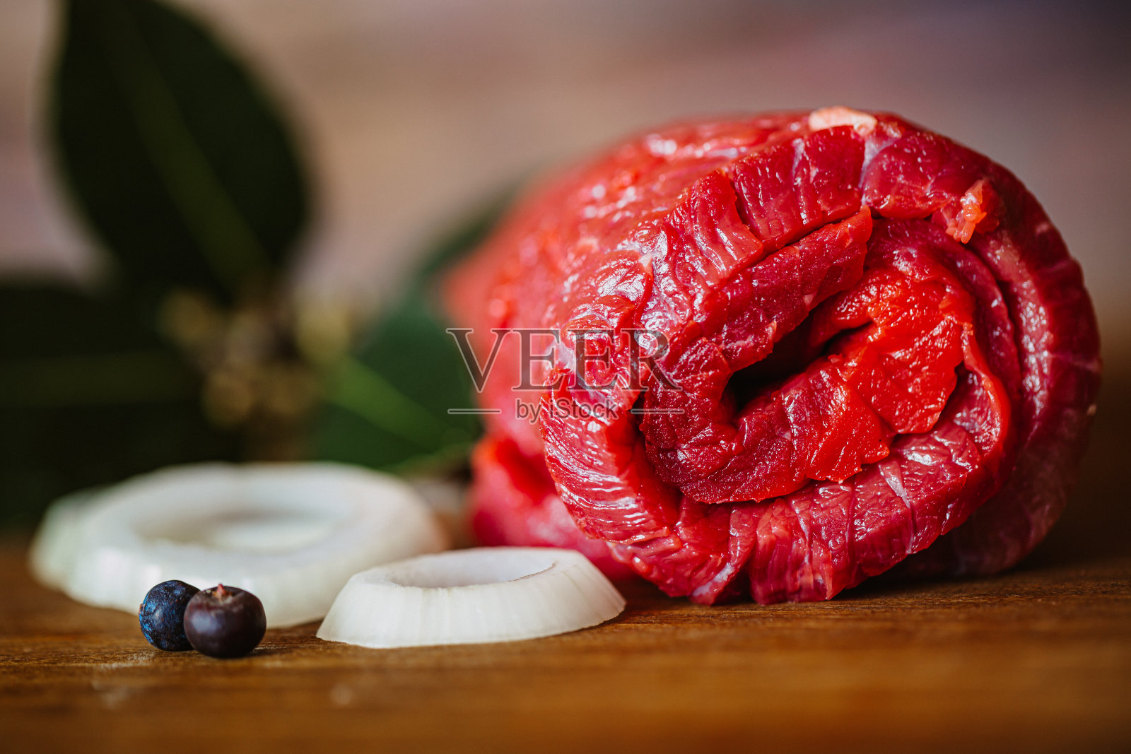 生黑安格斯顶部圆洋葱和香料照片摄影图片