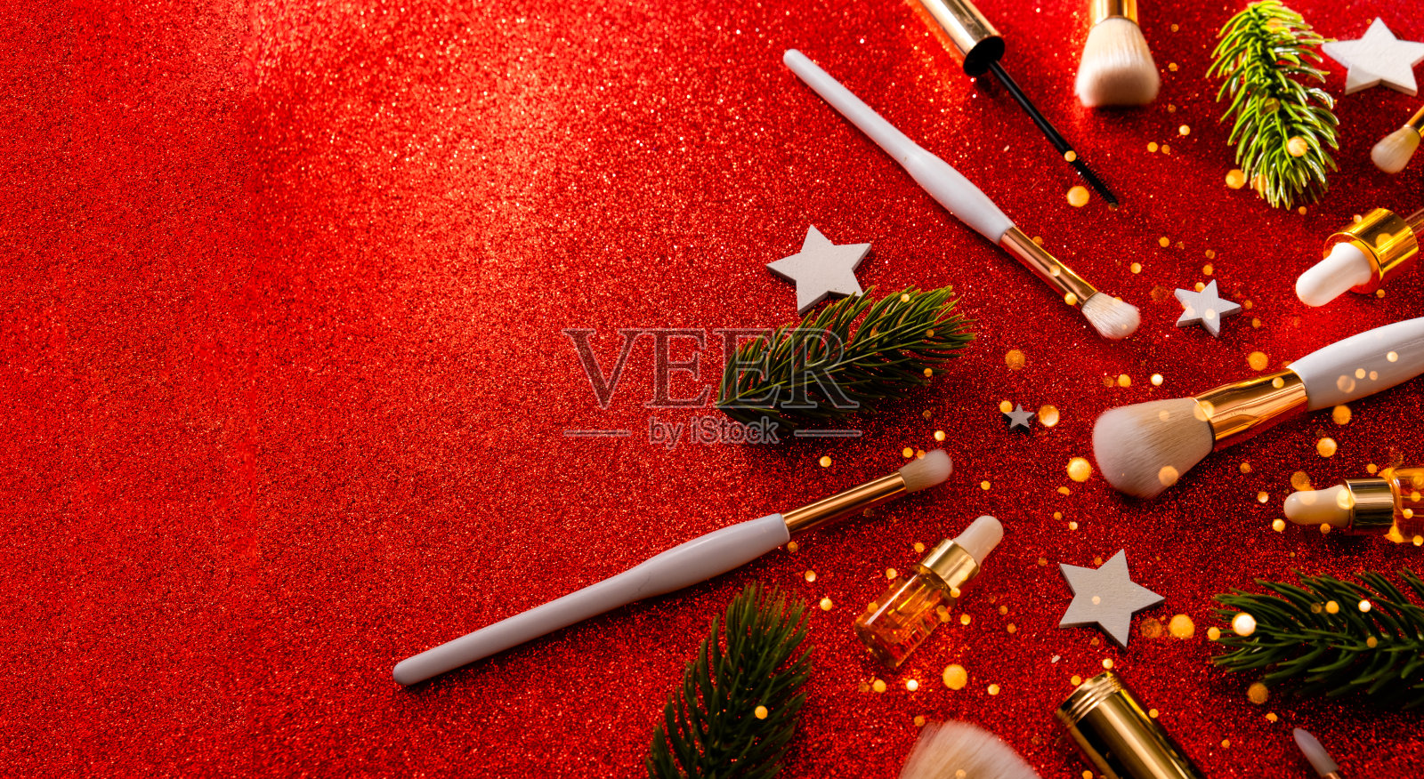 用刷子和透明质酸涂圣诞美妆。虚景和复制空间顶部水平视图。照片摄影图片