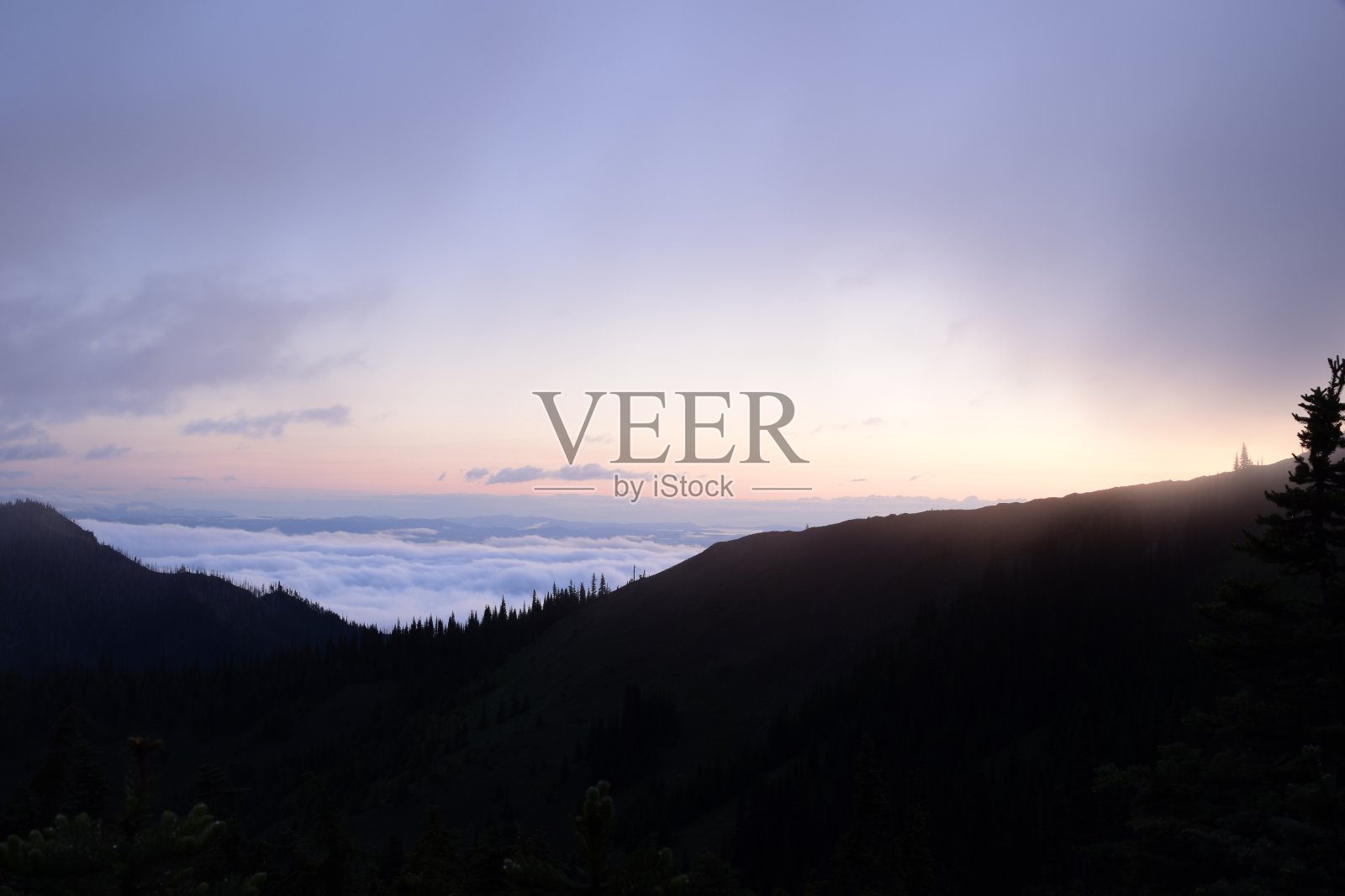 旭日下的山脊剪影照片摄影图片