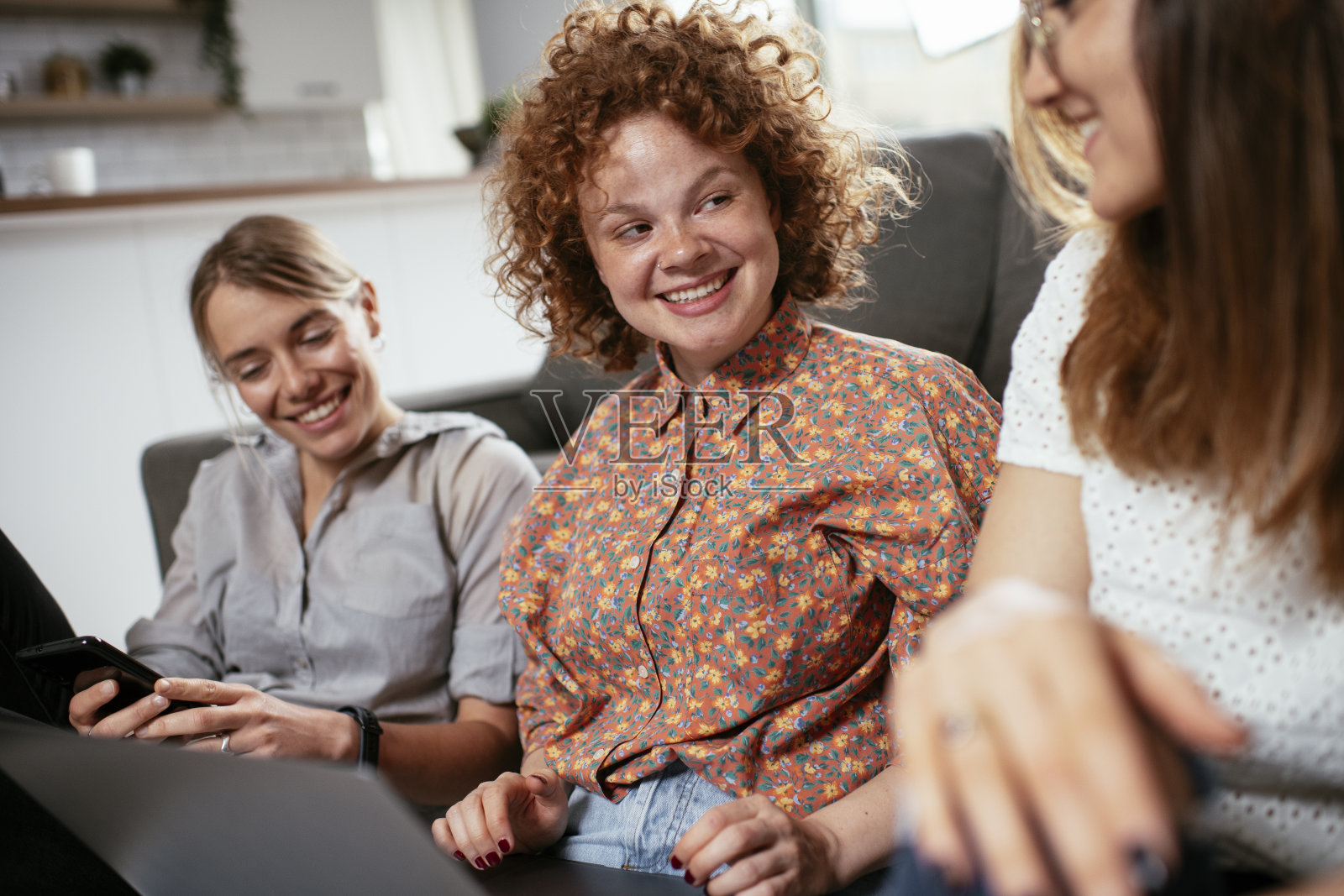 快乐的女商人在办公室谈笑风生照片摄影图片