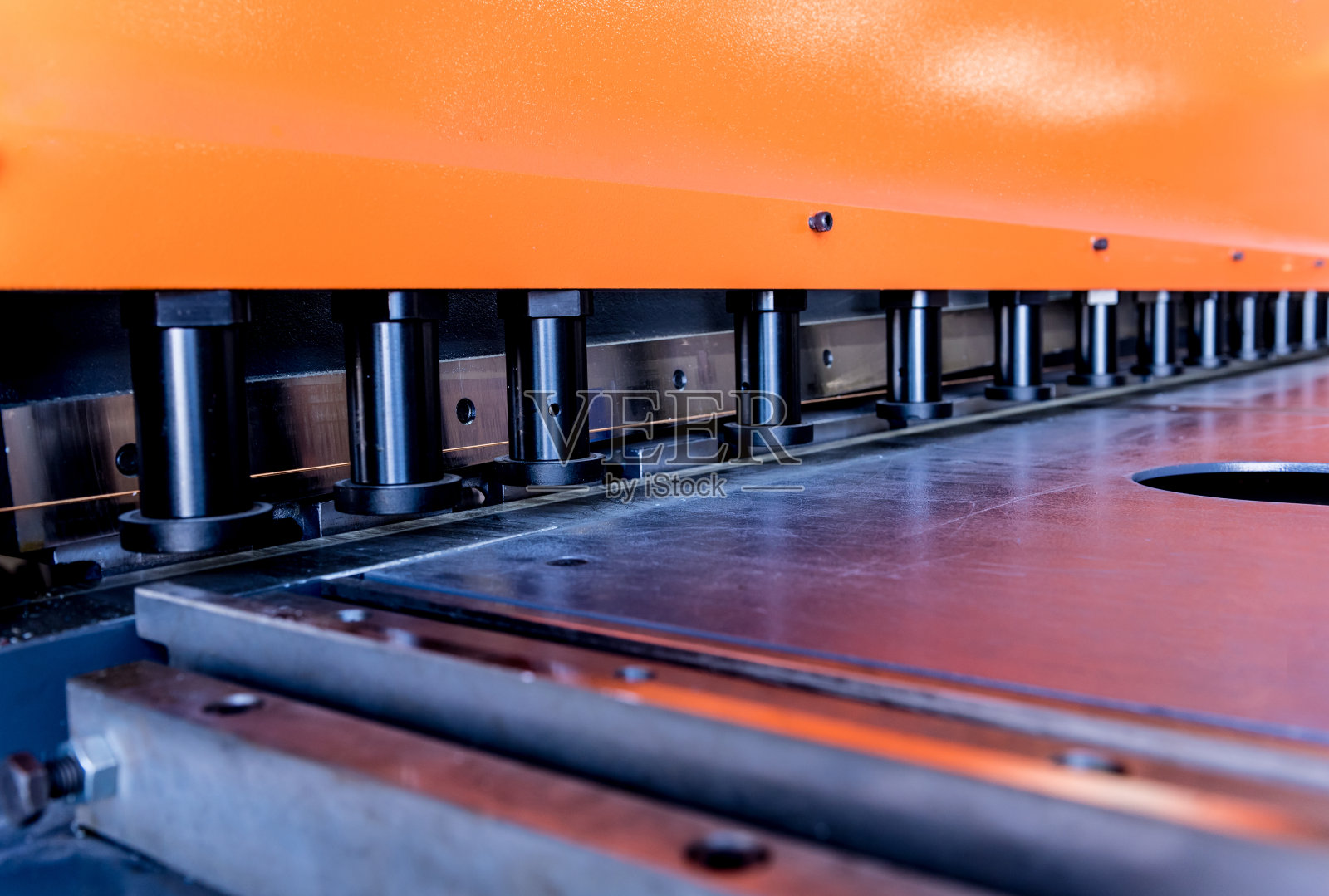 金属制造厂的Modren液压折弯机。照片摄影图片