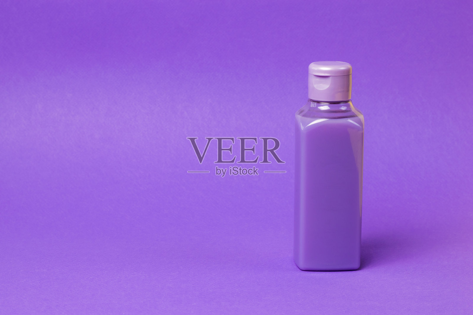 一套彩色的塑料瓶在一个明亮的背景。照片摄影图片