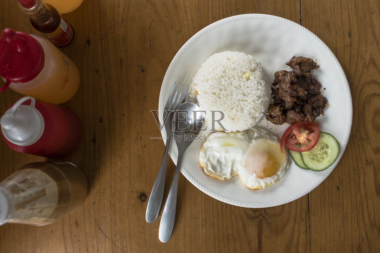 菲律宾早餐：腌肉蒜蓉饭和鸡蛋照片摄影图片
