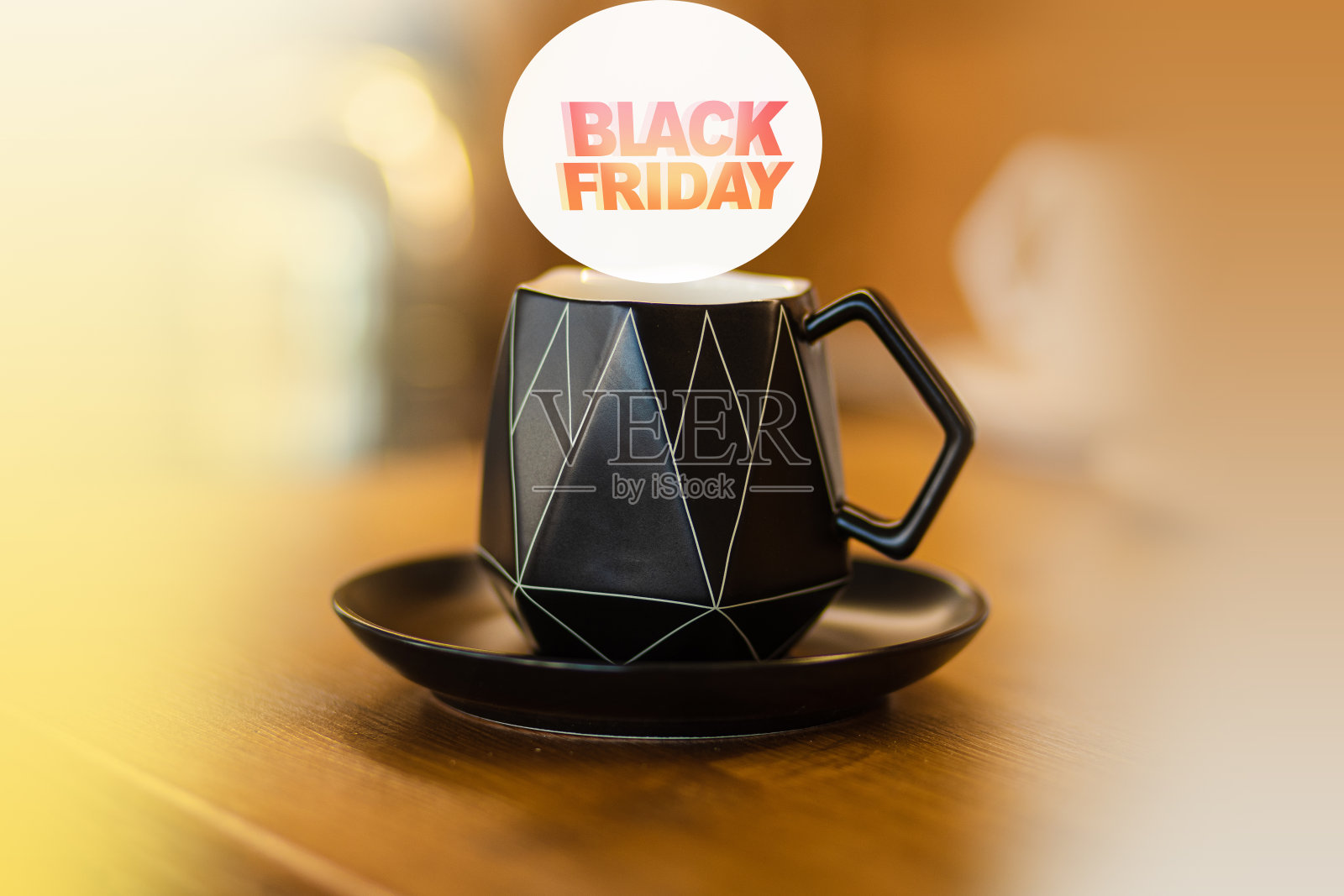一张桌子上有抽象图案的黑色杯子的图片。黑色星期五的标志照片摄影图片
