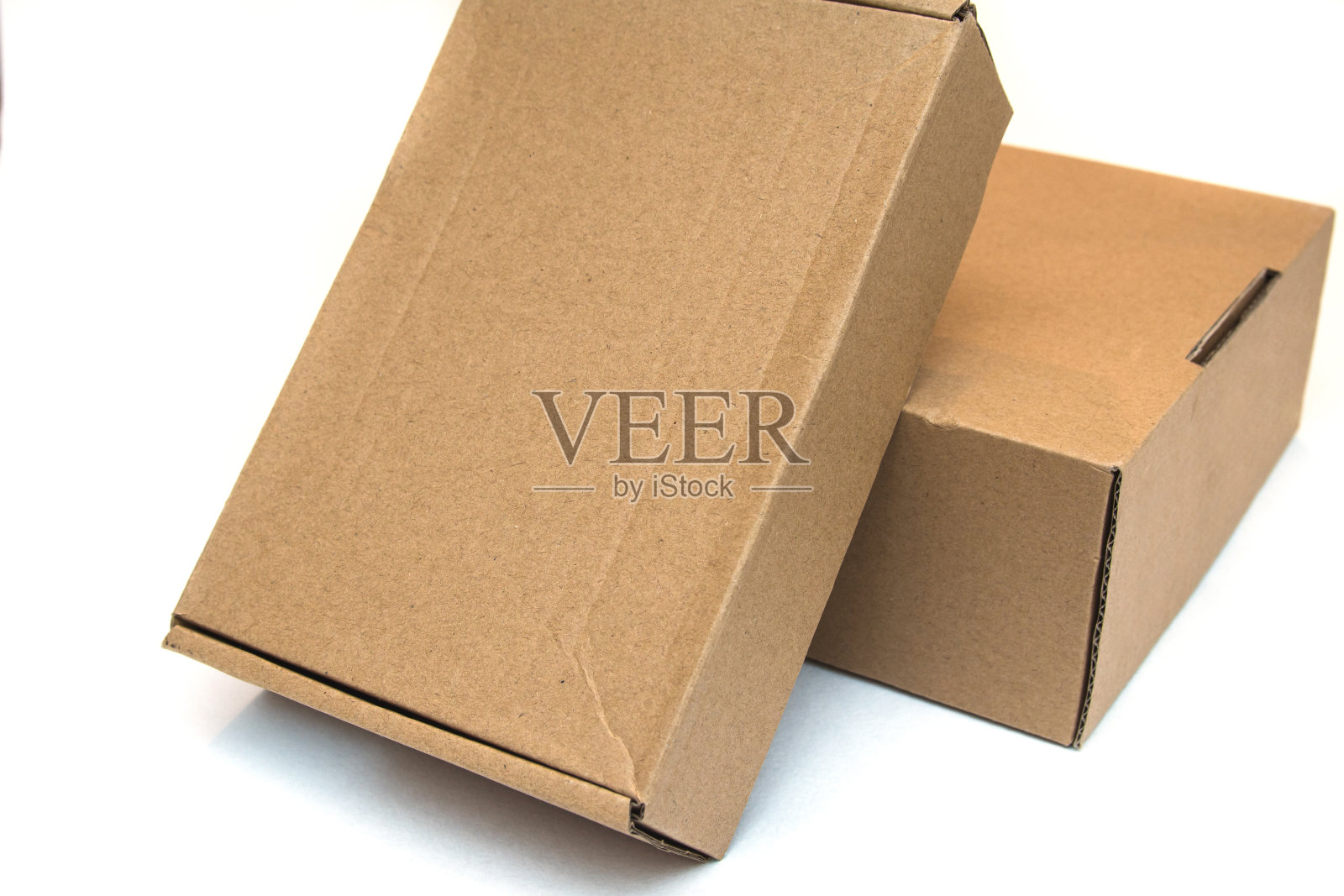 纸板箱孤立在白色背景上。交付或移动概念。回收材料的概念。礼物盒子。照片摄影图片