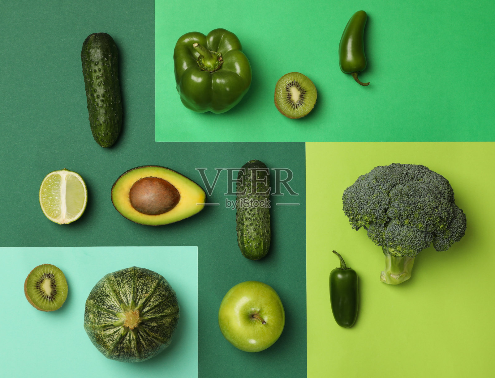 新鲜的蔬菜和水果在多种颜色的背景照片摄影图片