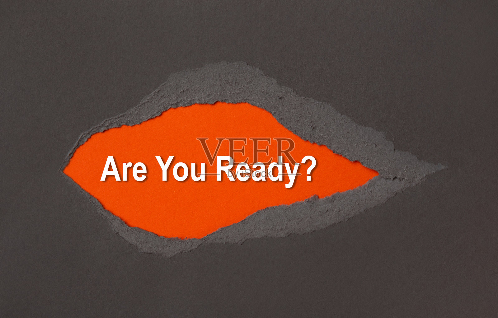 你准备好了吗?——在撕破的牛皮纸后面出现。照片摄影图片