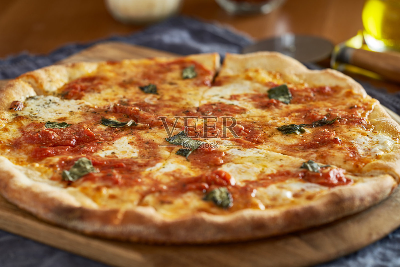 那不勒斯风格的木皮玛格丽塔披萨照片摄影图片