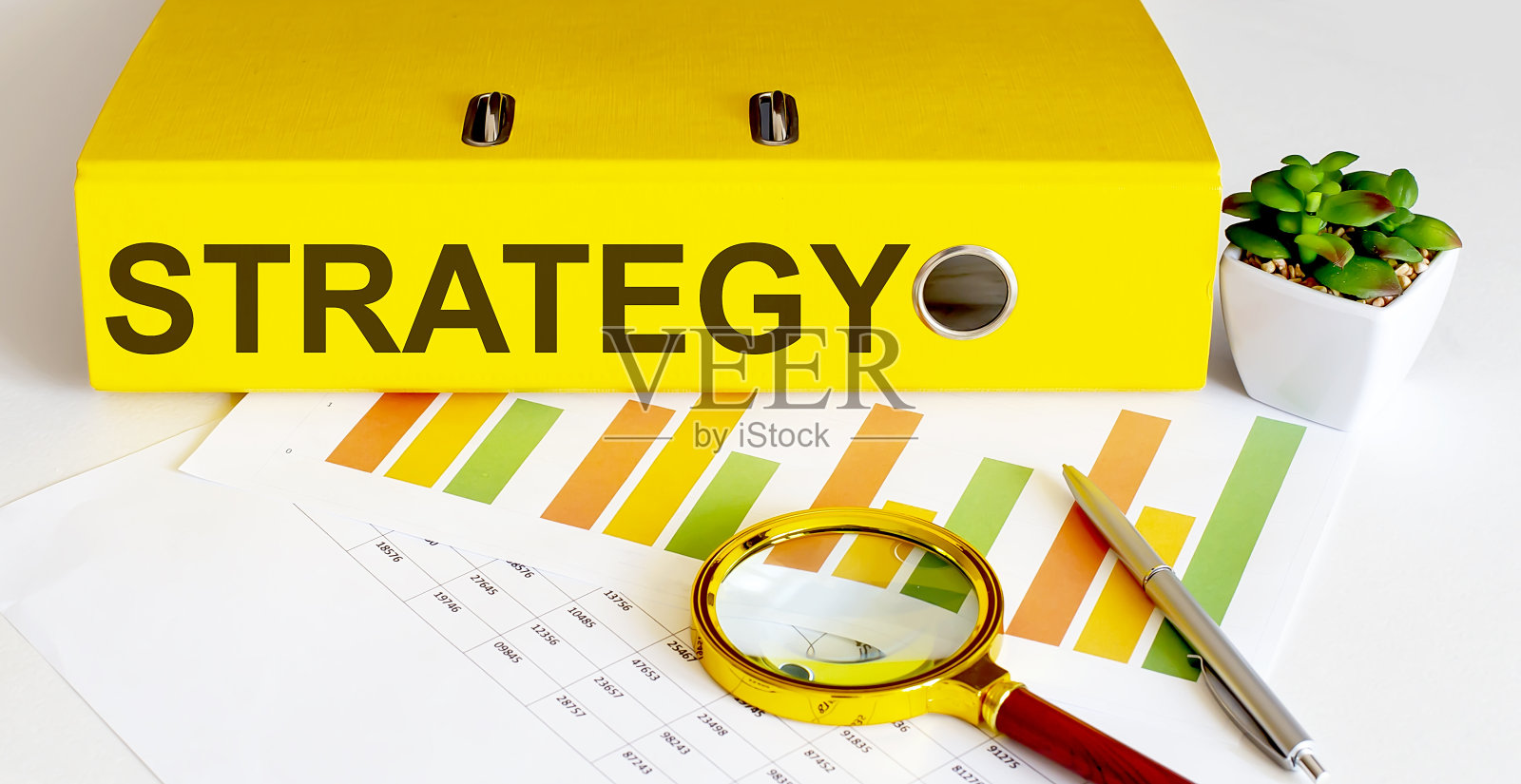 办公室文件夹与文本策略与图表，放大镜和钢笔照片摄影图片