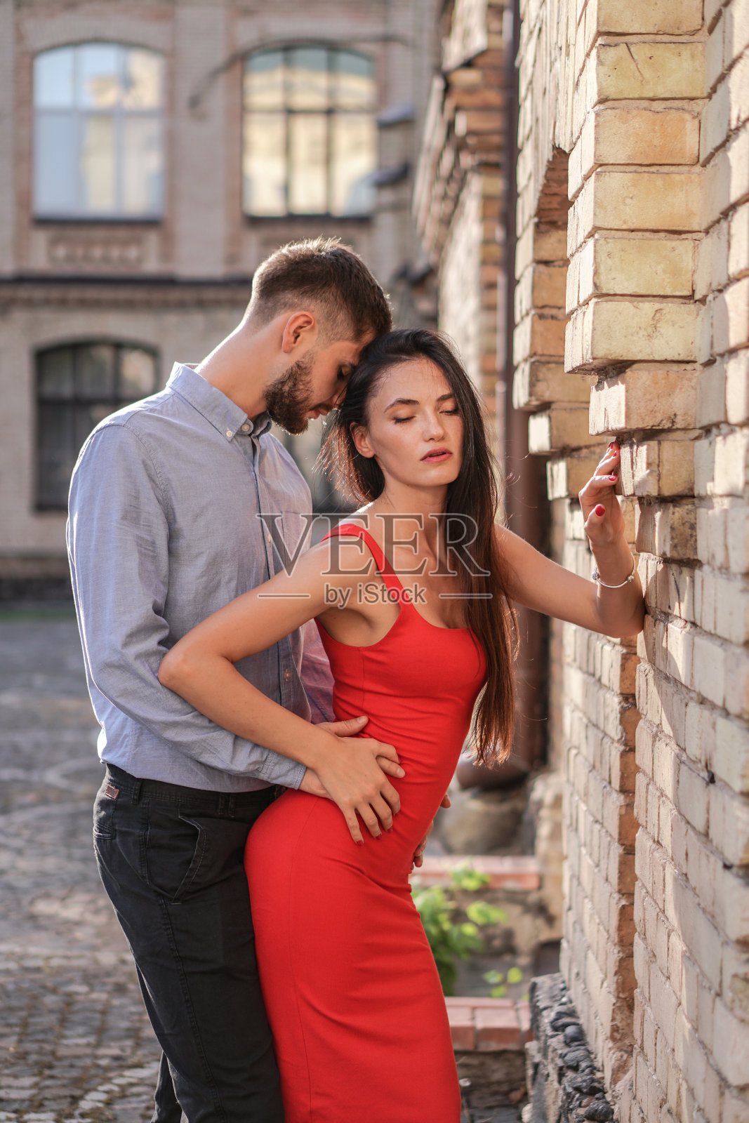 美丽的一对男人和女人在一个美妙的建筑解决方案的背景。一个女孩和一个男孩的浪漫主题。春夏合照关系，爱情，情人节照片摄影图片