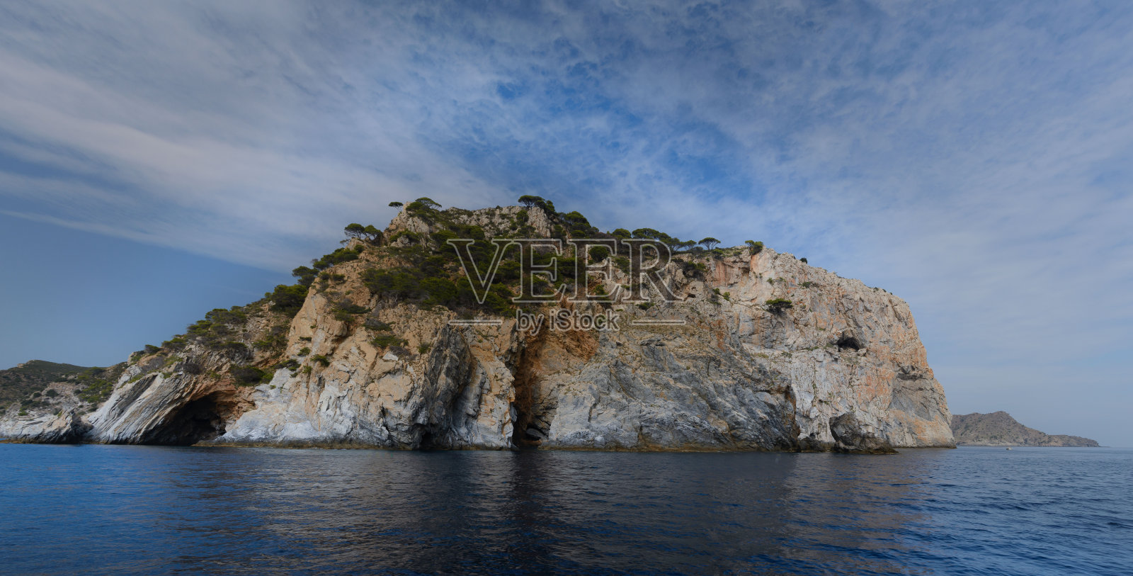 岩石海岸景观在科斯塔布拉瓦，玫瑰，加泰罗尼亚，西班牙照片摄影图片