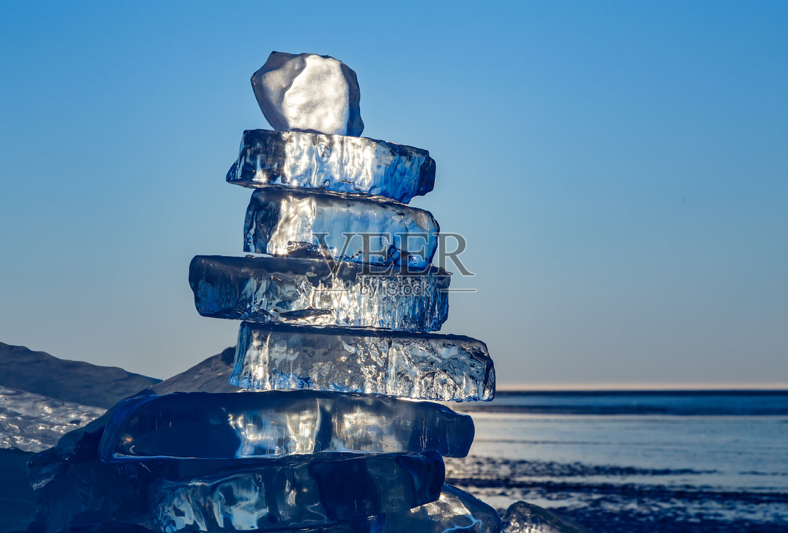 半透明的冰块彼此在太阳下闪闪发光照片摄影图片