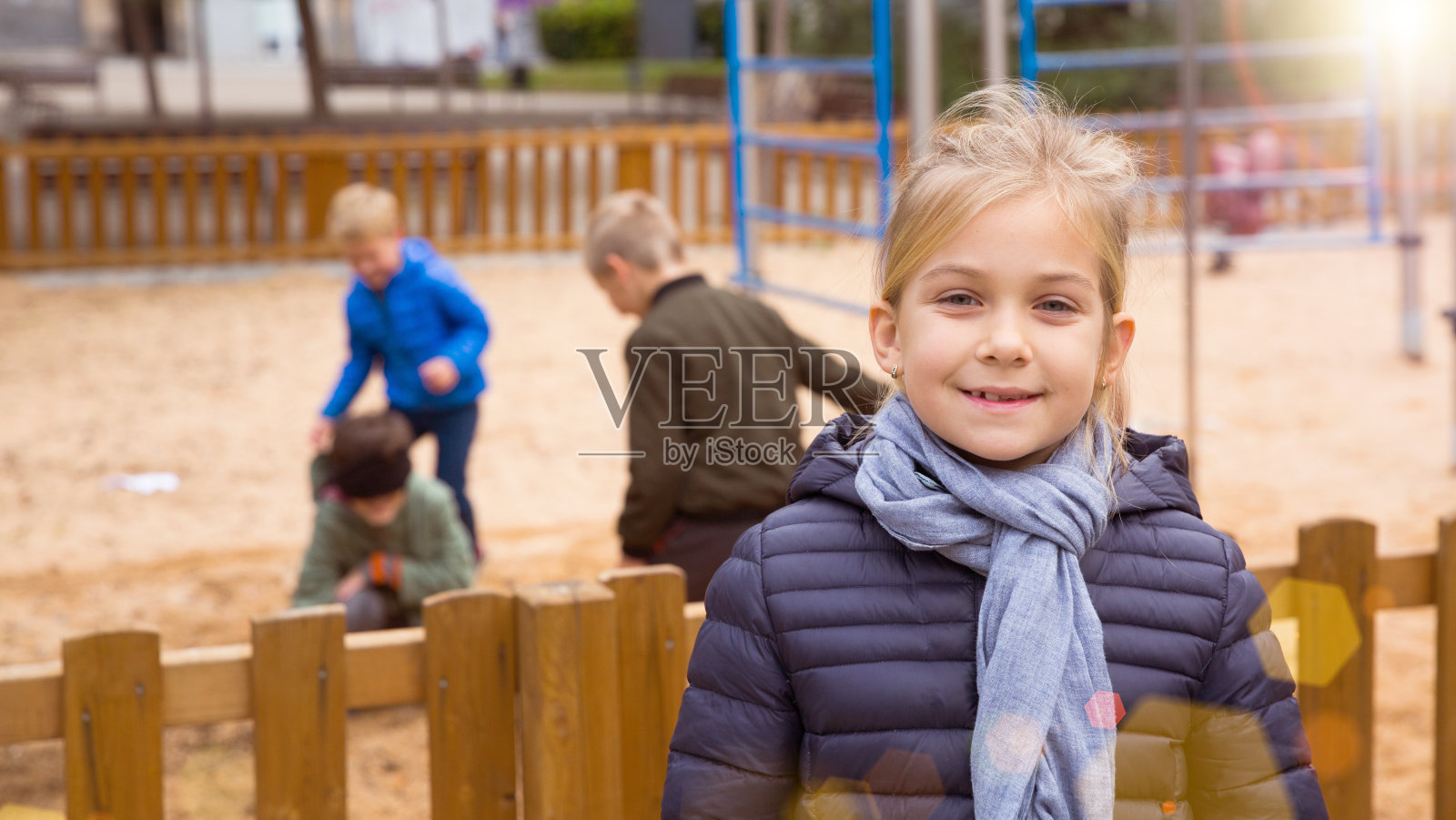 快乐的小女孩在玩耍的孩子们的背景上照片摄影图片