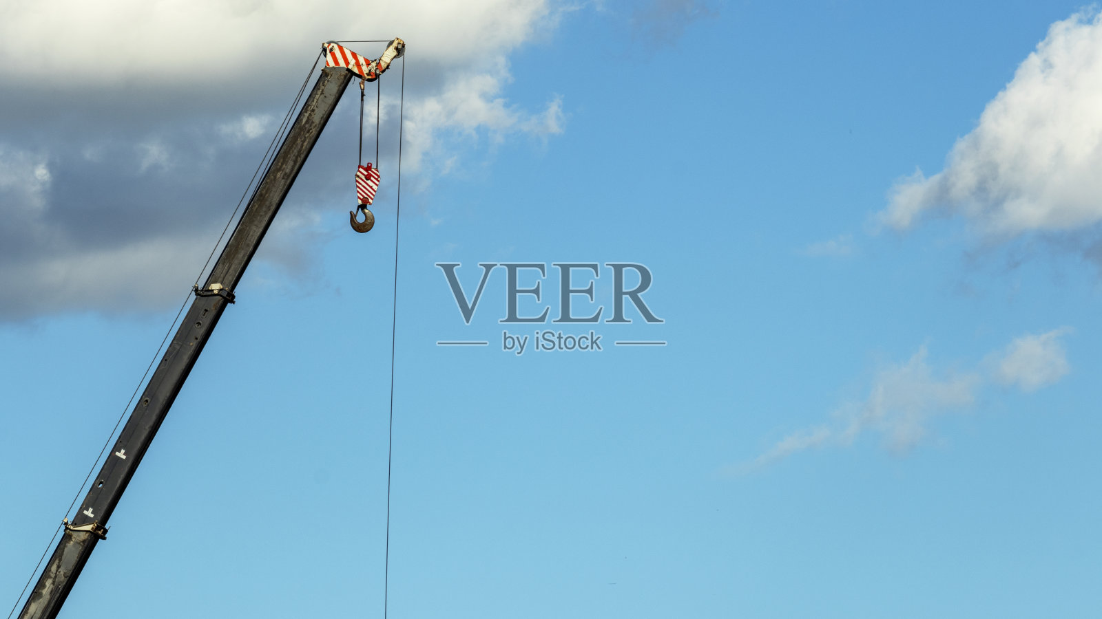 塔吊在阴天上轰隆一声，照片摄影图片