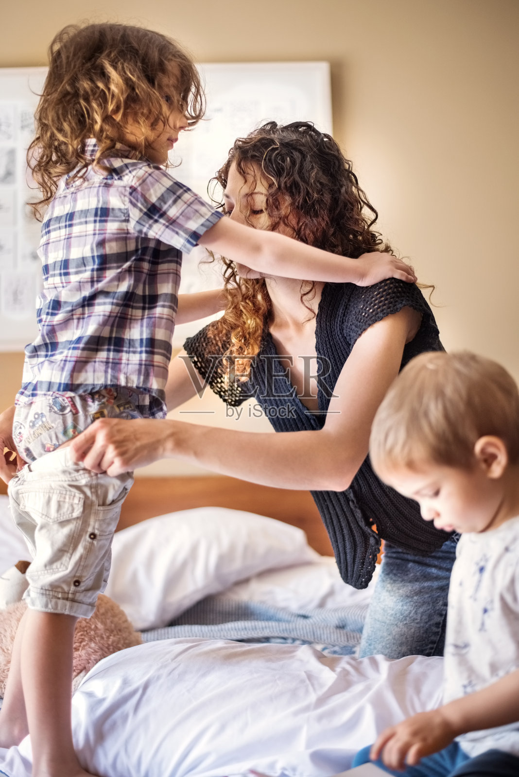 抓住我的肩膀，站着别动照片摄影图片