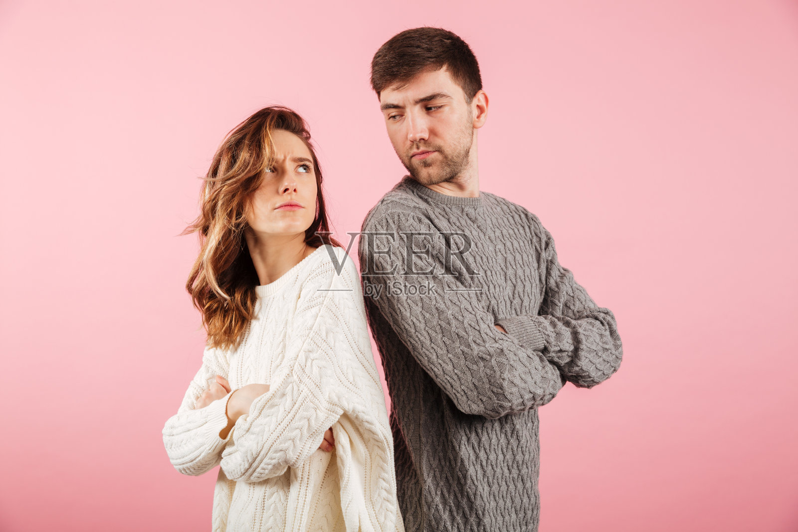 一对穿着毛衣的沮丧夫妇的肖像照片摄影图片