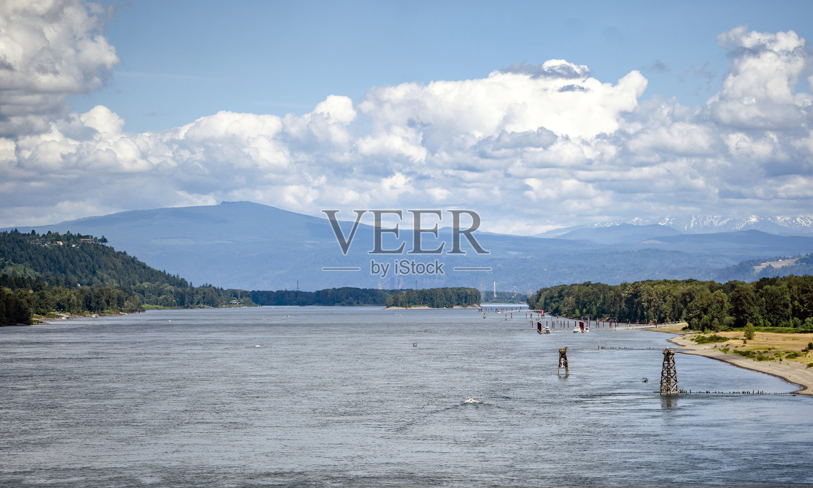 哥伦比亚河与信号浮标和多云天气丘陵河岸照片摄影图片
