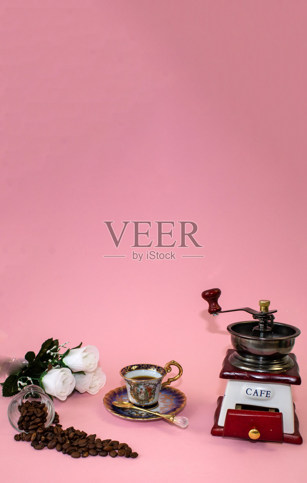 咖啡，鲜花，粉色背景上的蜡烛象征着家的温暖和舒适，美丽和美妙的早餐照片摄影图片