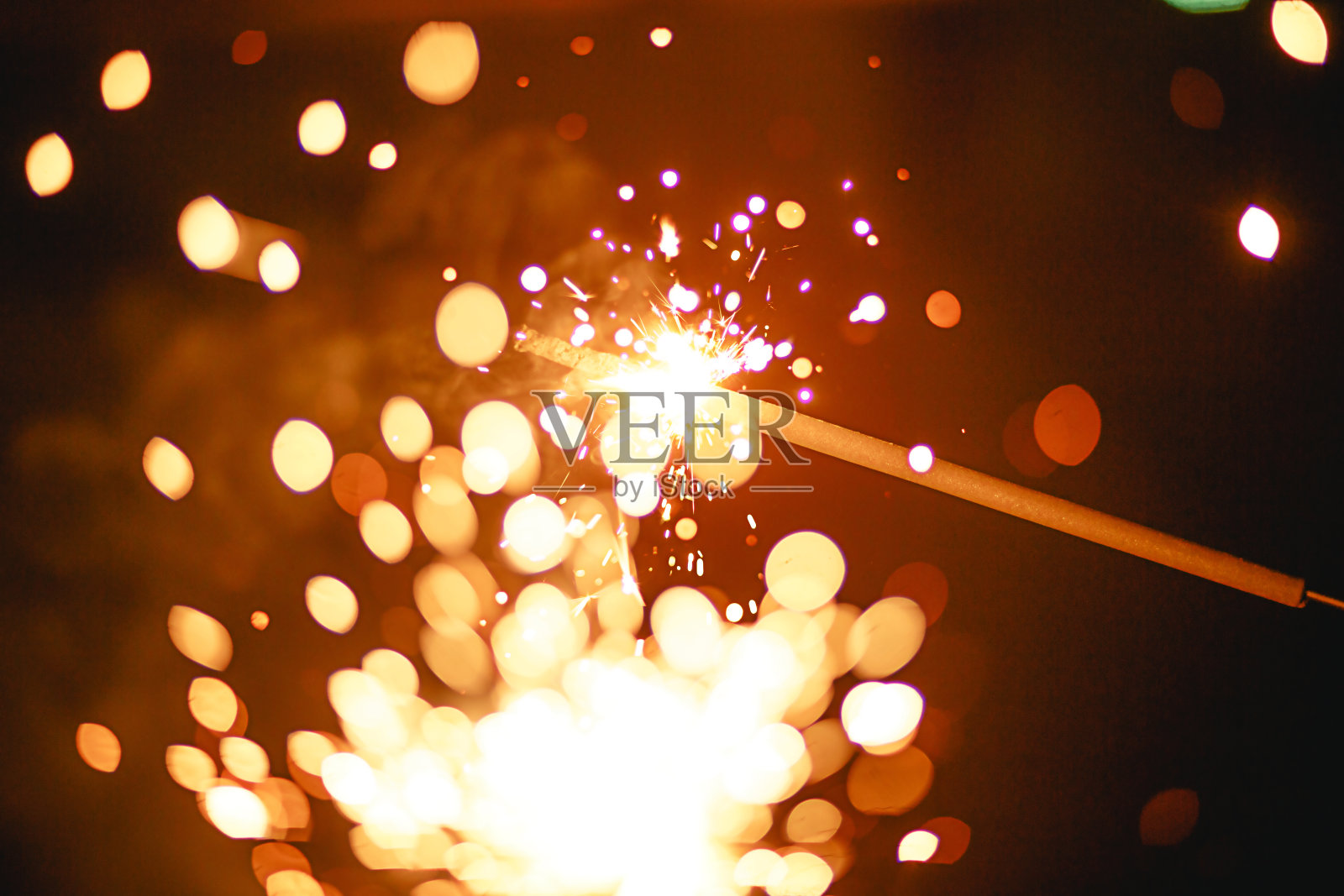 黑暗中的火花和火花。节日火的纹理，背景照片摄影图片