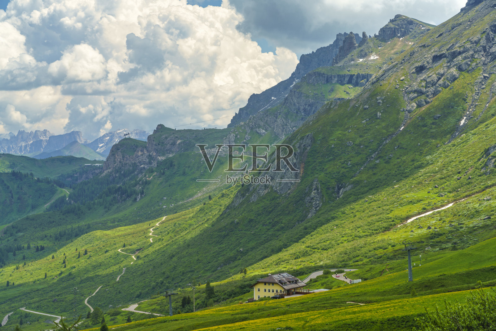 沿山路到Pordoi山口，白云石照片摄影图片
