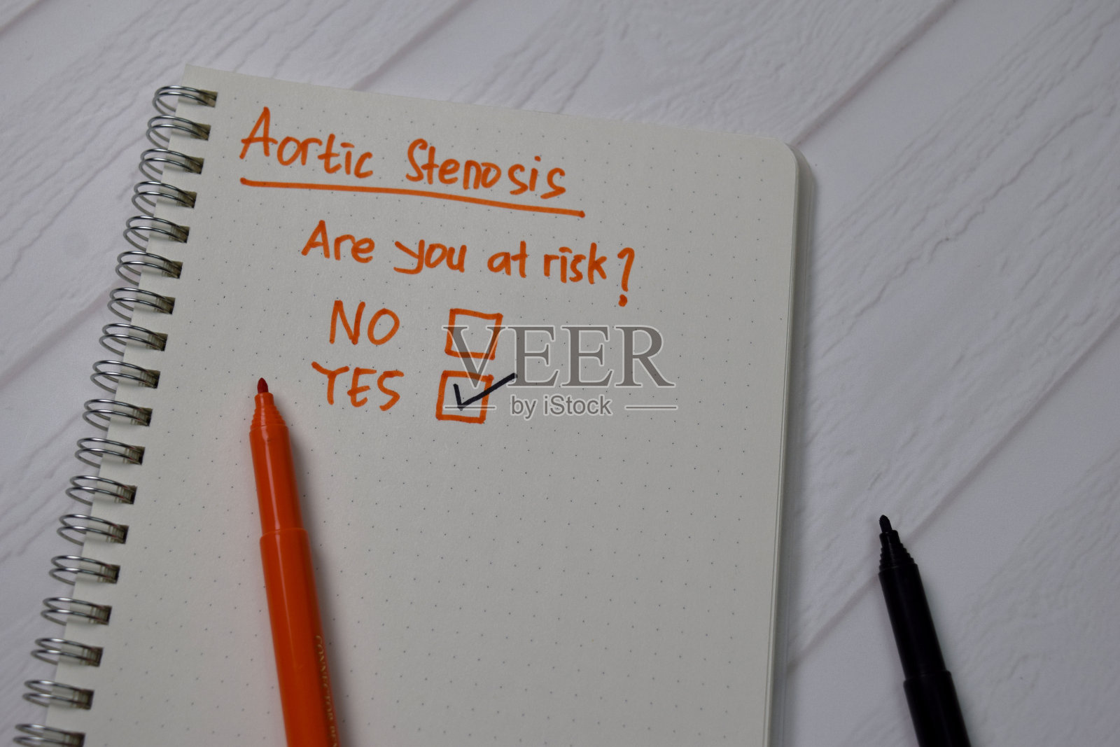 主动脉瓣狭窄，你有危险吗?写在书上。由一个附加服务的独立木桌支撑。照片摄影图片