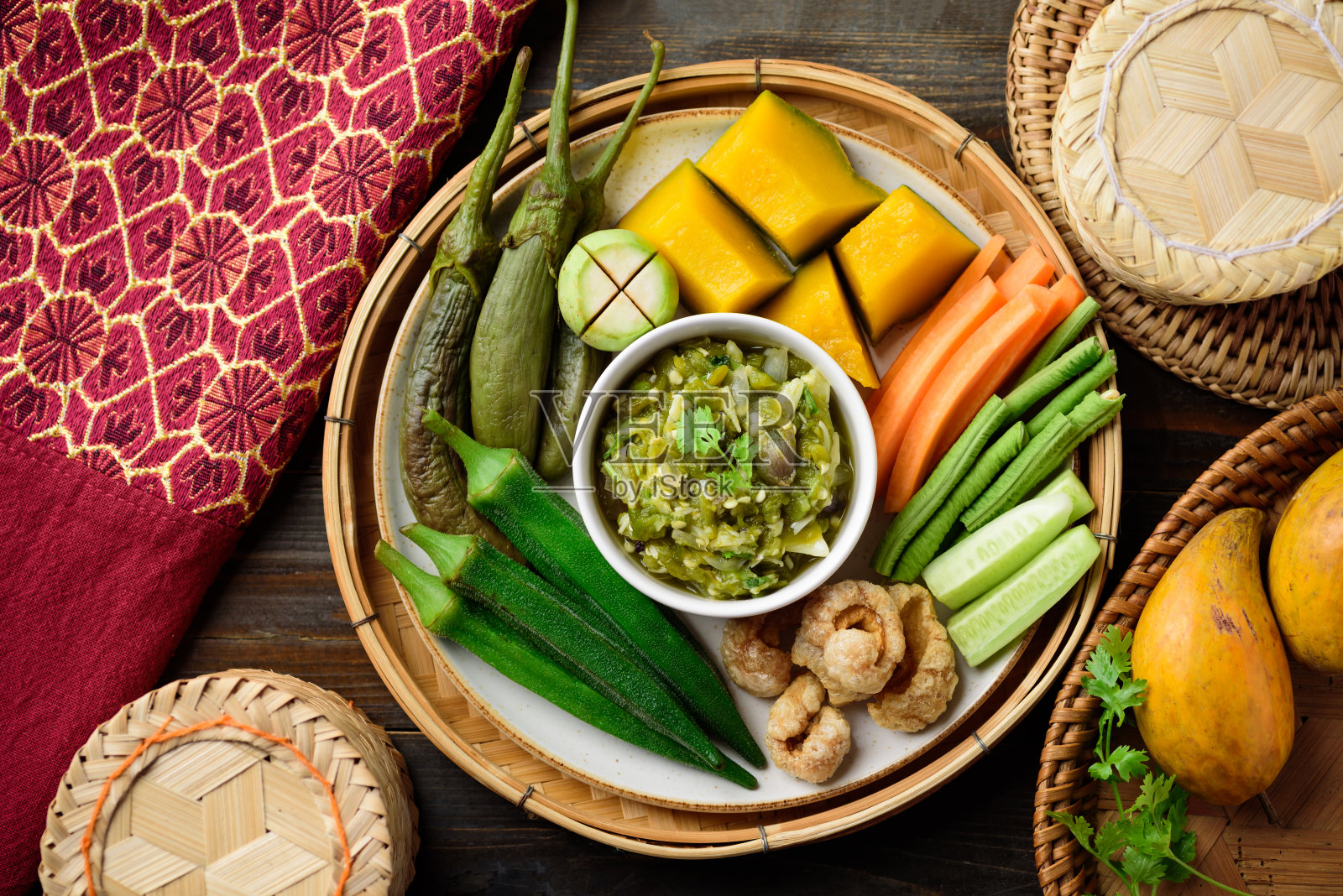 泰国北部食物，辛辣的青椒蘸酱，当地食物照片摄影图片