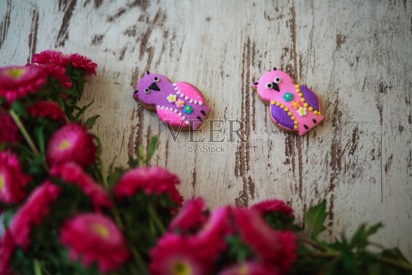 可爱的饼干和洋红色的花照片摄影图片