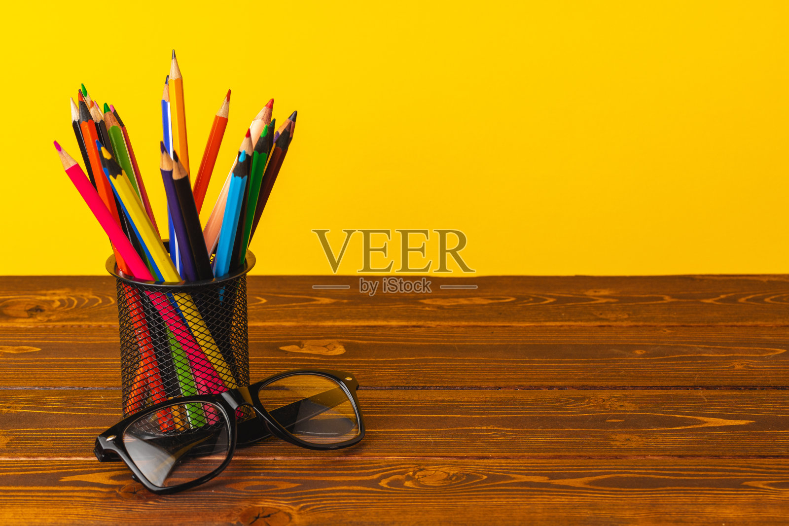 一堆彩色铅笔放在木桌上照片摄影图片