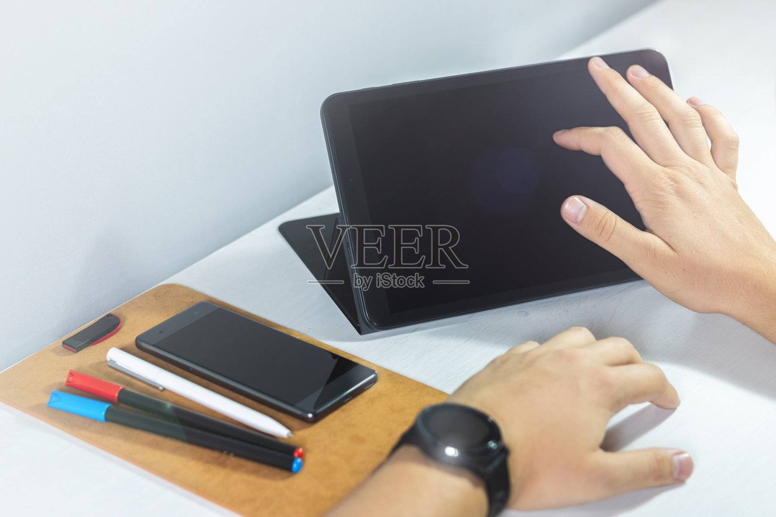 使用平板电脑，手机，一些标记和一支笔在家里或办公室工作照片摄影图片