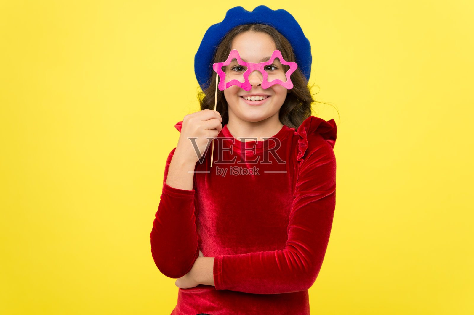 快乐的小女孩。小的孩子。童年的幸福。国际儿童日。长着一头秀发的小女孩。魅力时装模特儿。美丽和时尚。感觉幸福照片摄影图片