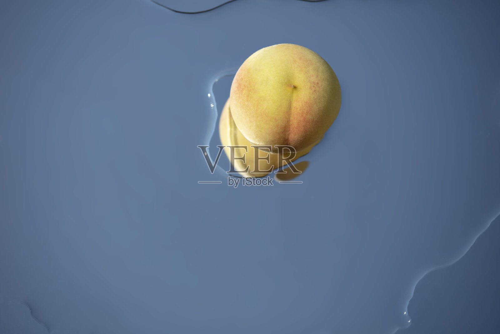 31、桃花在水面上，反光在水面上照片摄影图片